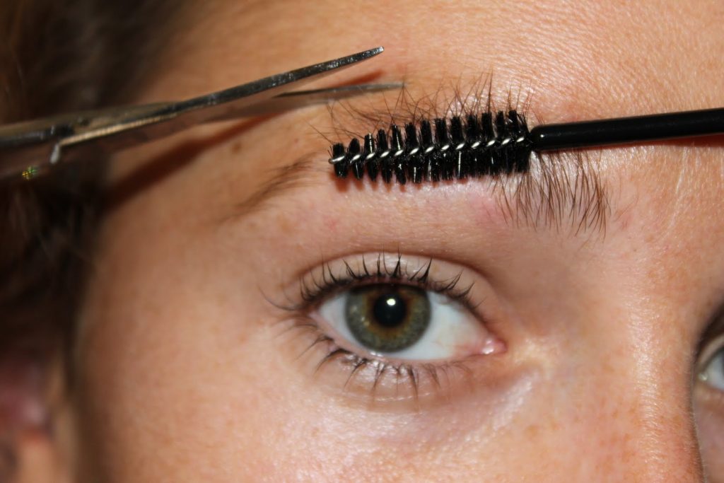 Simuler Ib jeg er enig How to Shape Your Eyebrows at Home