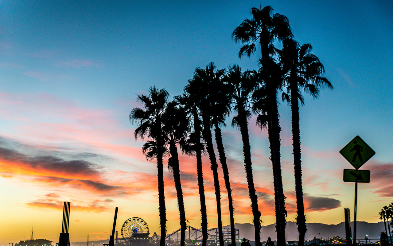 CBDaktiv Entstehung: Zu sehen ist ein traumhafter Himmel bei Sonnenuntergang in der Stadt Los Angeles am Santa Monica Pier. 
