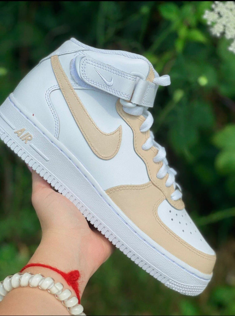 Beige Nike Air Force 1 Mid Custom Zapatos pintados a mano – insdrip