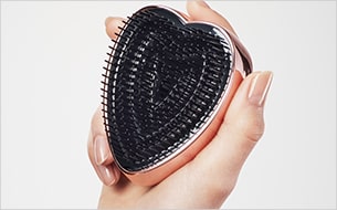 ReFa HEART BRUSH（リファハートブラシ）：にぎりやすいハートの形が自然と力が分散し髪にかかる負担を抑える