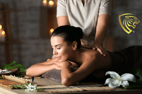 Vrouw ontvangt een ontspannende massage van een professionele masseur