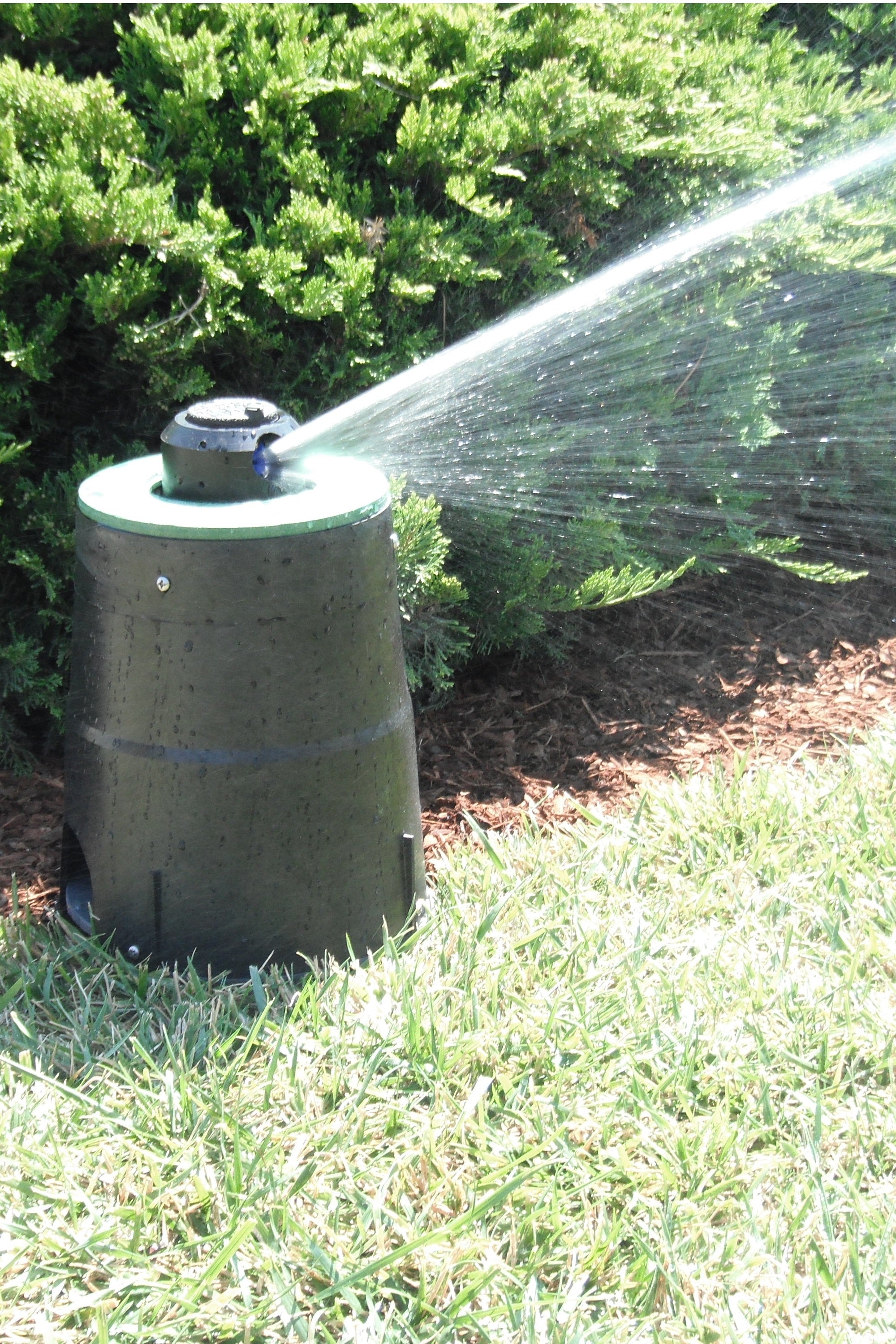 VariThrow Intelligent Sprinkler - Waters the Exact Shape of Your Lawn ...