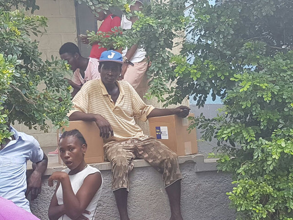 Aide à la population de Sikrye à Saint-Louis du Sud après le passage du cyclone Matthew-10