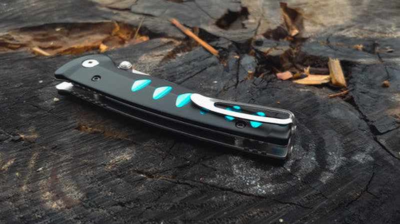 https://cdn.shopify.com/s/files/1/0602/6720/0736/products/mcusta-mc-41c-katana-vg-10-core-san-mai-blackblue-anodized-aluminum-425-folding-knife-287493.jpg?v=1702910388&width=1000