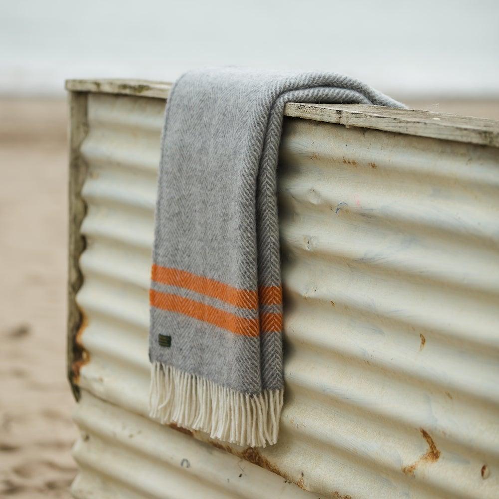 Billede af Plaid ren ny uld, 2-stripe - 150 x 183 cm. - Grå / Ensfarvet / Ren uld