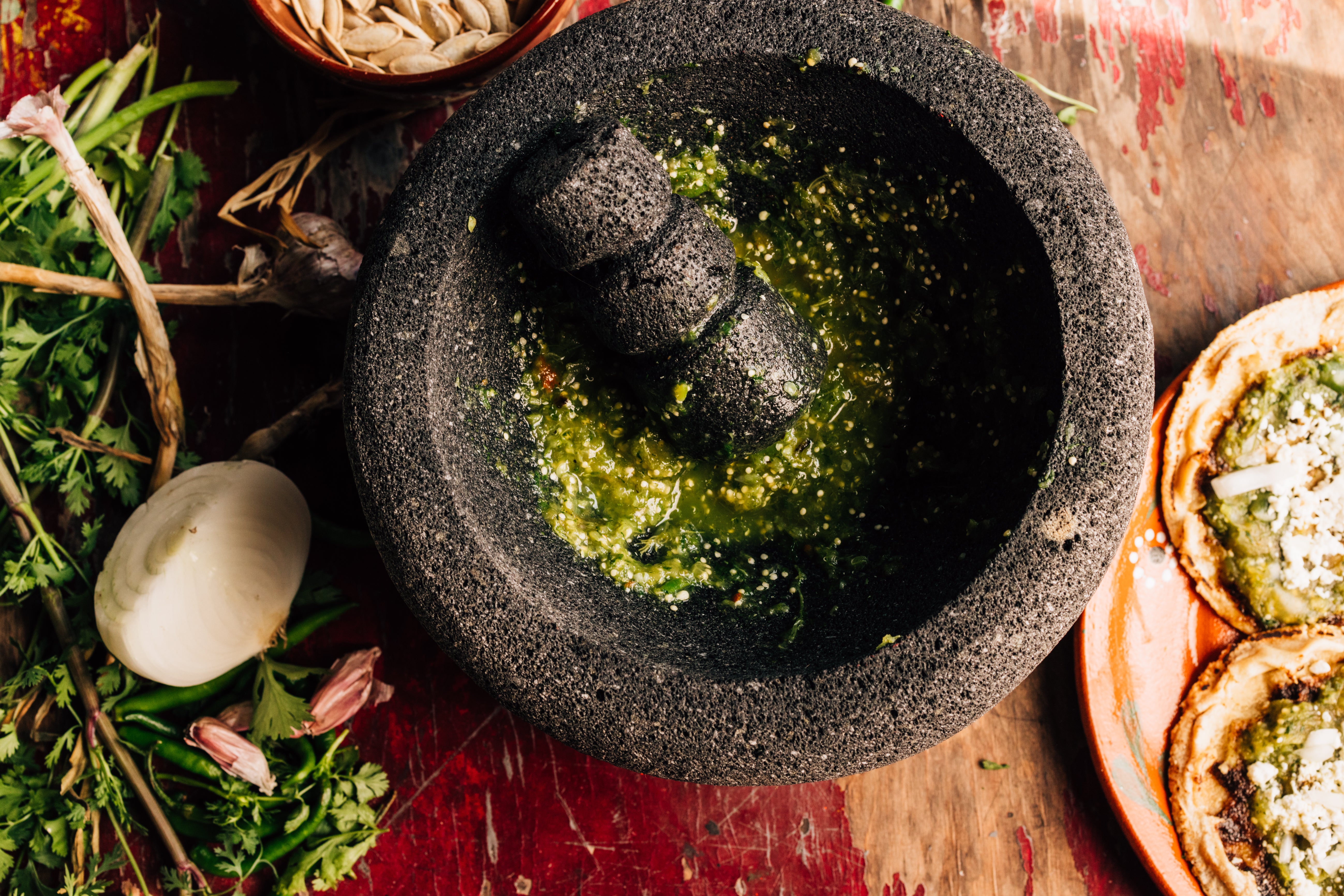 La mejor salsa verde con molcajete - Masienda