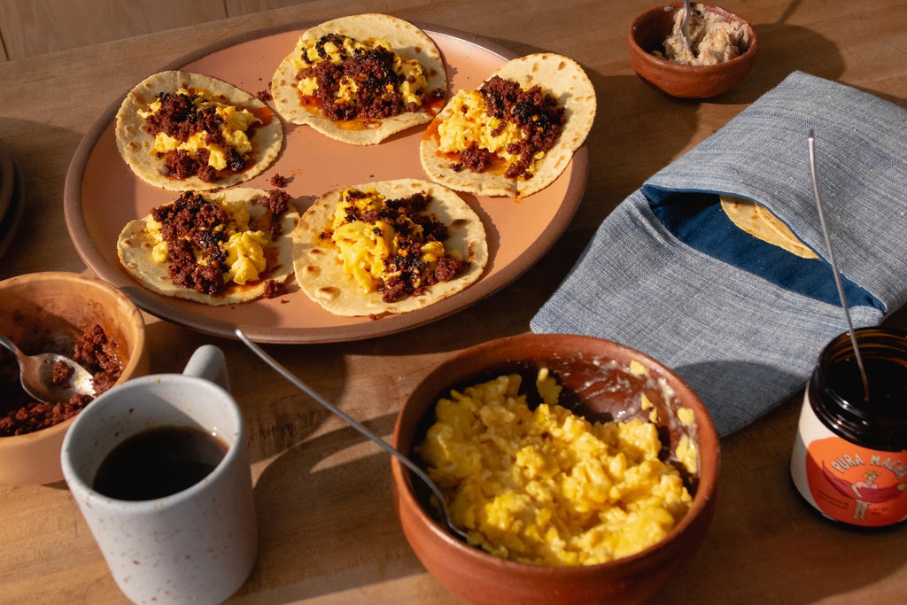 Tacos de desayuno con chorizo y café