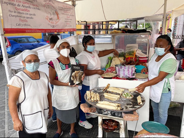 Tacos de Carmen workers cooking