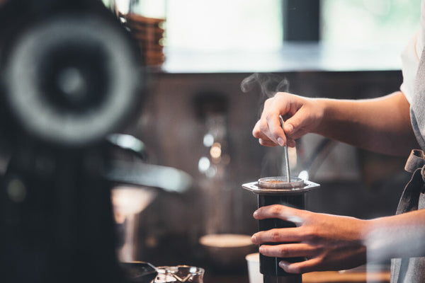 Kaffee wird mit der Aeropress aufgebrüht.