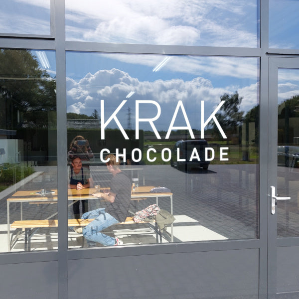 Marvin und Mark sitzen im neuen Workshop von KRAK Chocolade