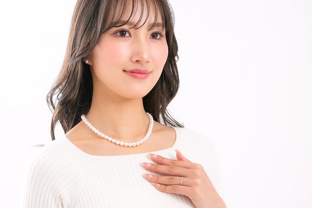 アコヤ真珠のパールネックレスを普段使いする若い女性