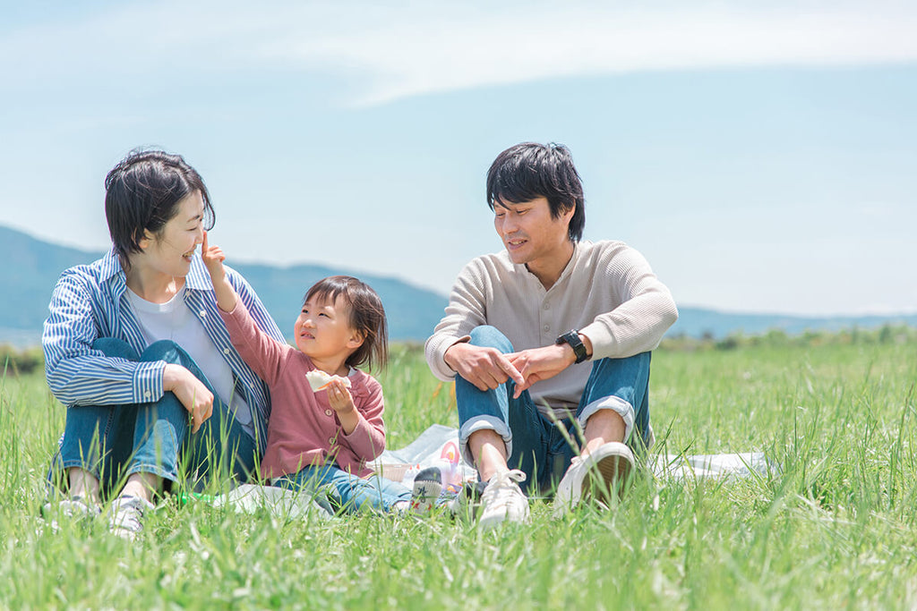 家族旅行する母親の服装