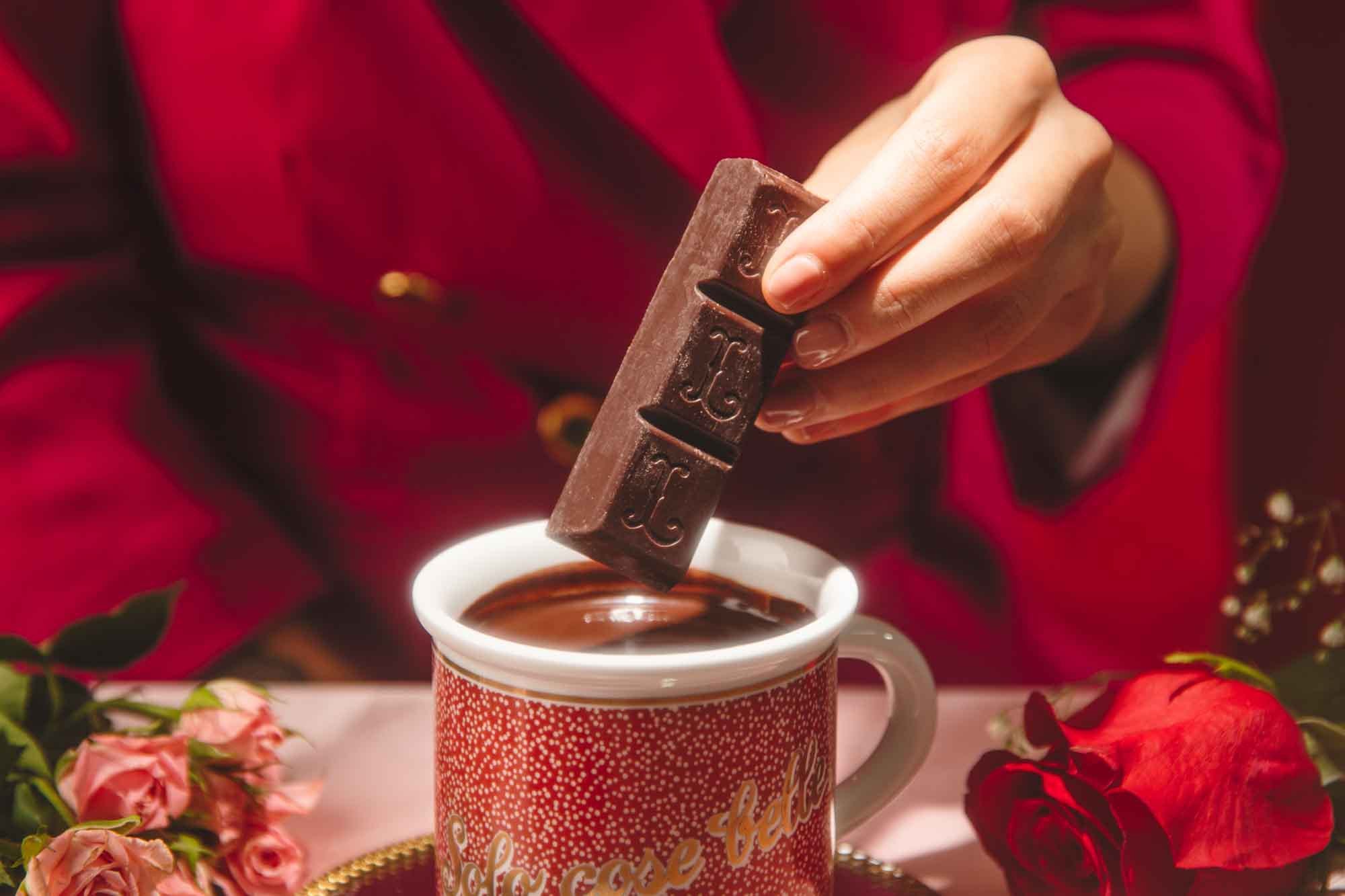 Tazza regalo con stecca di cioccolato grezzo