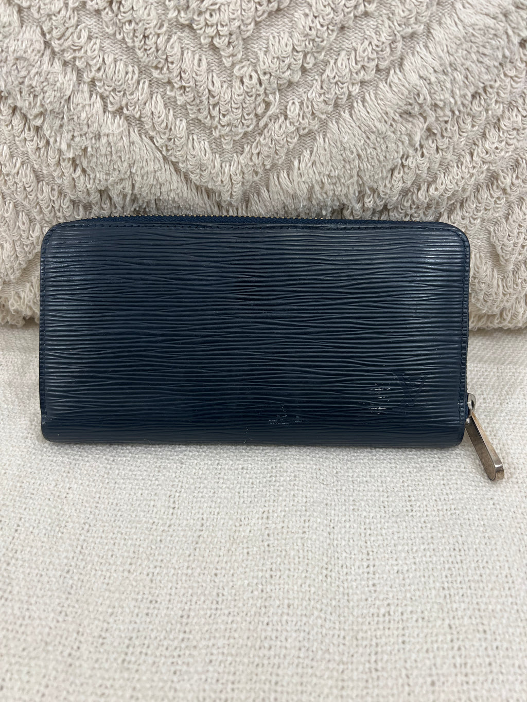 Pre-owned Louis Vuitton Indigo Epi Leather Card Holder In Navy