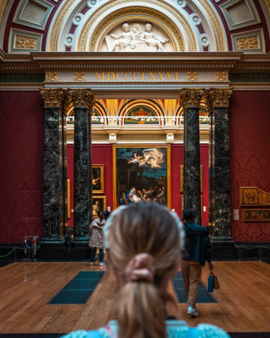 solo traveler in a museum, Ardency Elite, santesson89 from unsplash