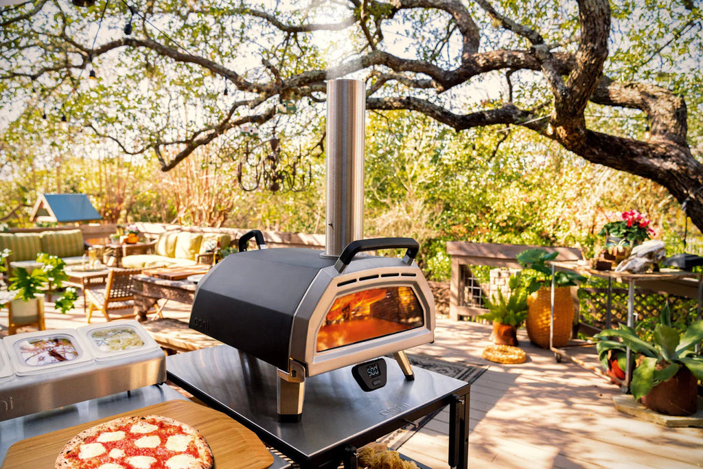 Ooni Karu 16 Multi-Brennstoff Outdoor Pizzaofen im Garten