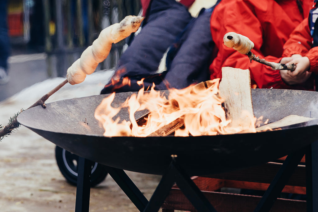 Stockbrot wird über Feuerschale gebacken.