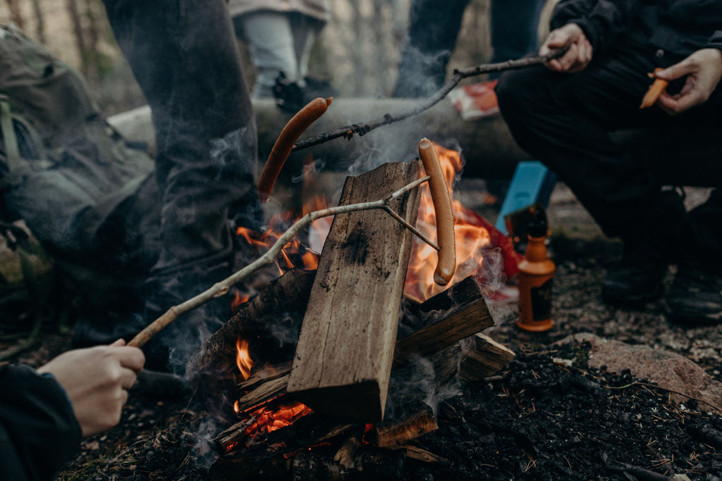 Würste über Lagerfeuer grillen