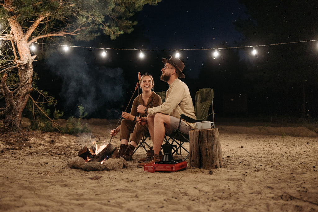 Zwei Personen grillen draußen