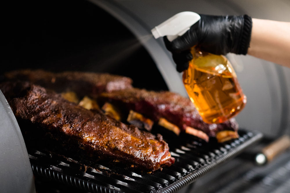 Smoker-Grill mit Fleisch, das mariniert wird