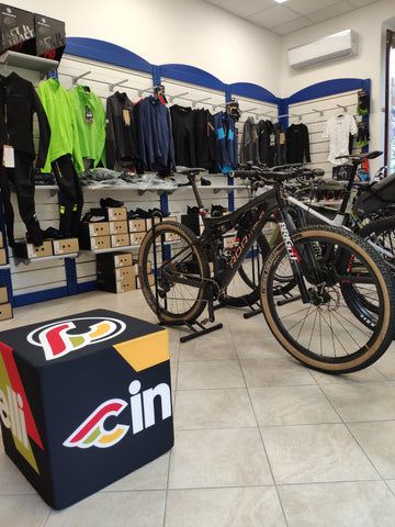 Biciclettari interno negozio cosenza biciclette in vendita e accessori per ciclismo