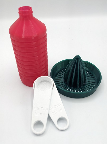 Measuring scoops, a lemon juicer and a water bottle, 3D printed in PETG