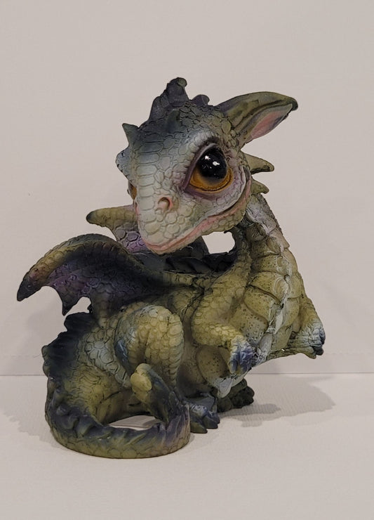 4.25 Inch White Baby Dragon in Eggshell with Gem Figurine : : Home  & Kitchen