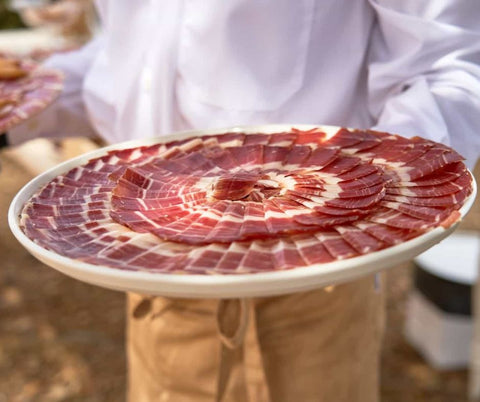 Food-Art: Wunderschöne Präsentation des besten Schinkens der Welt. Iberico Pata Negra Schinken für Veranstaltungen.