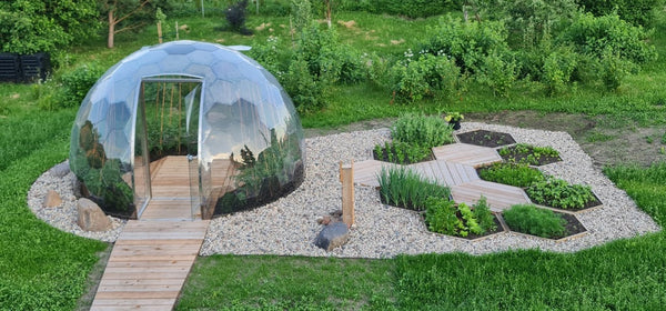 Transparent_dome_greenhouse