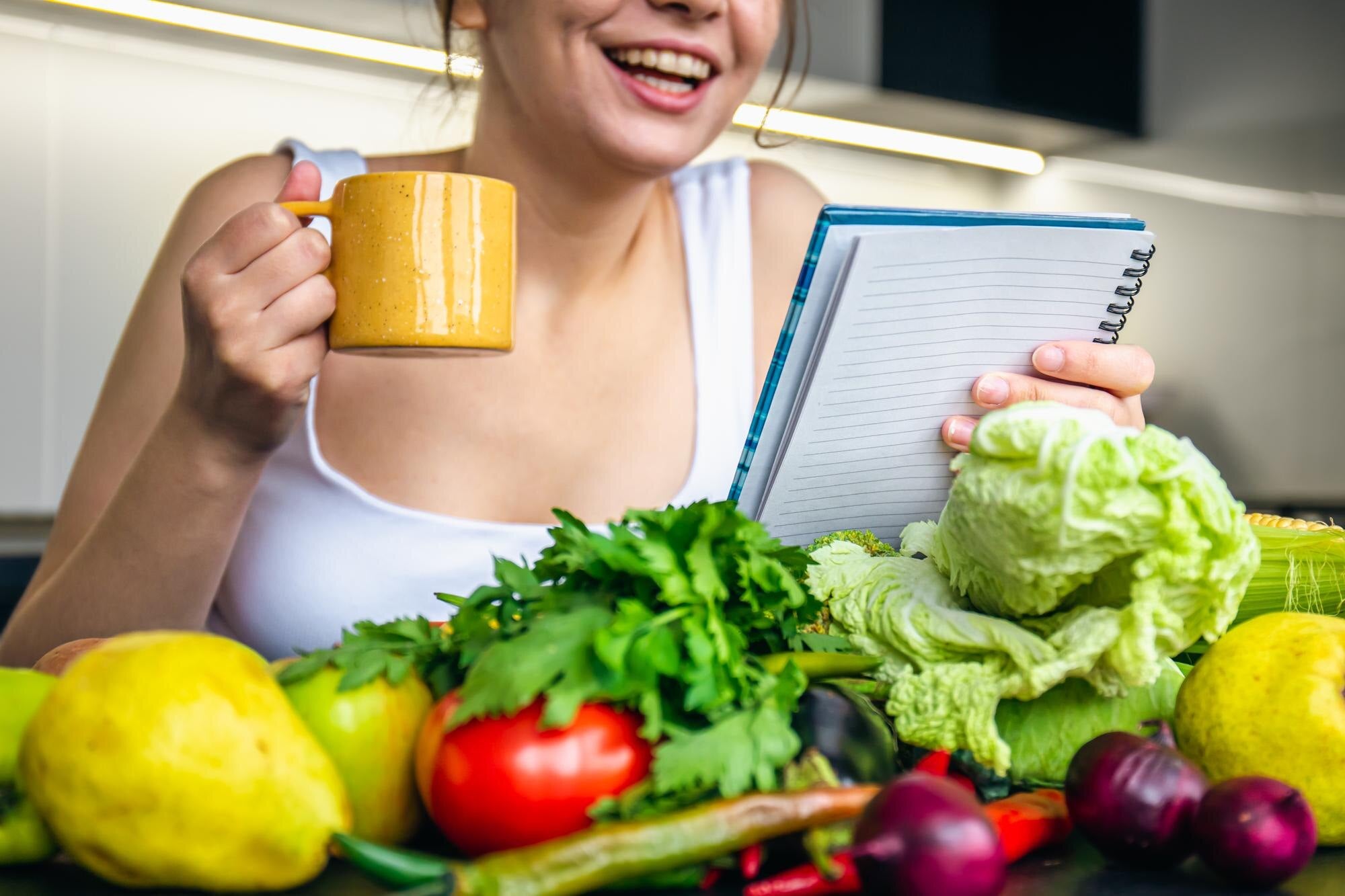 joven-cocina-cuaderno-verduras_169016-24384.jpeg__PID:66c5684a-52bf-4bb6-89be-e9bd2bb4f8d8