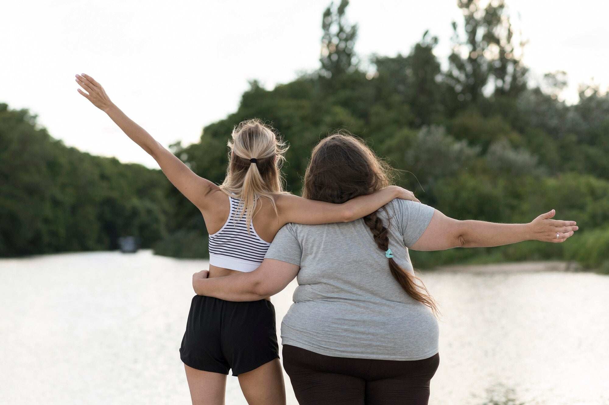 mujeres-abrazados-vista-posterior_23-2148657819.jpeg__PID:7a092188-50a5-4784-bacf-b9637279f10a