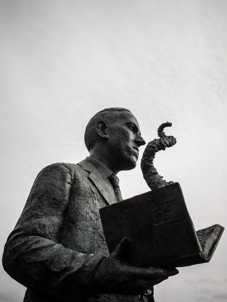 Estatua de H.P. Lovecraft en Providence, Rhode Island - Gage Prentiss - Wikipedia