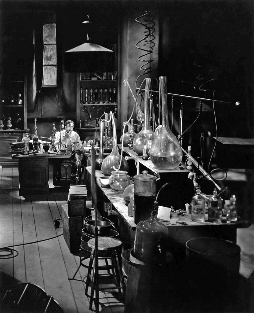 El set del laboratorio hecho por Hans Dreier. American Cinematographer.