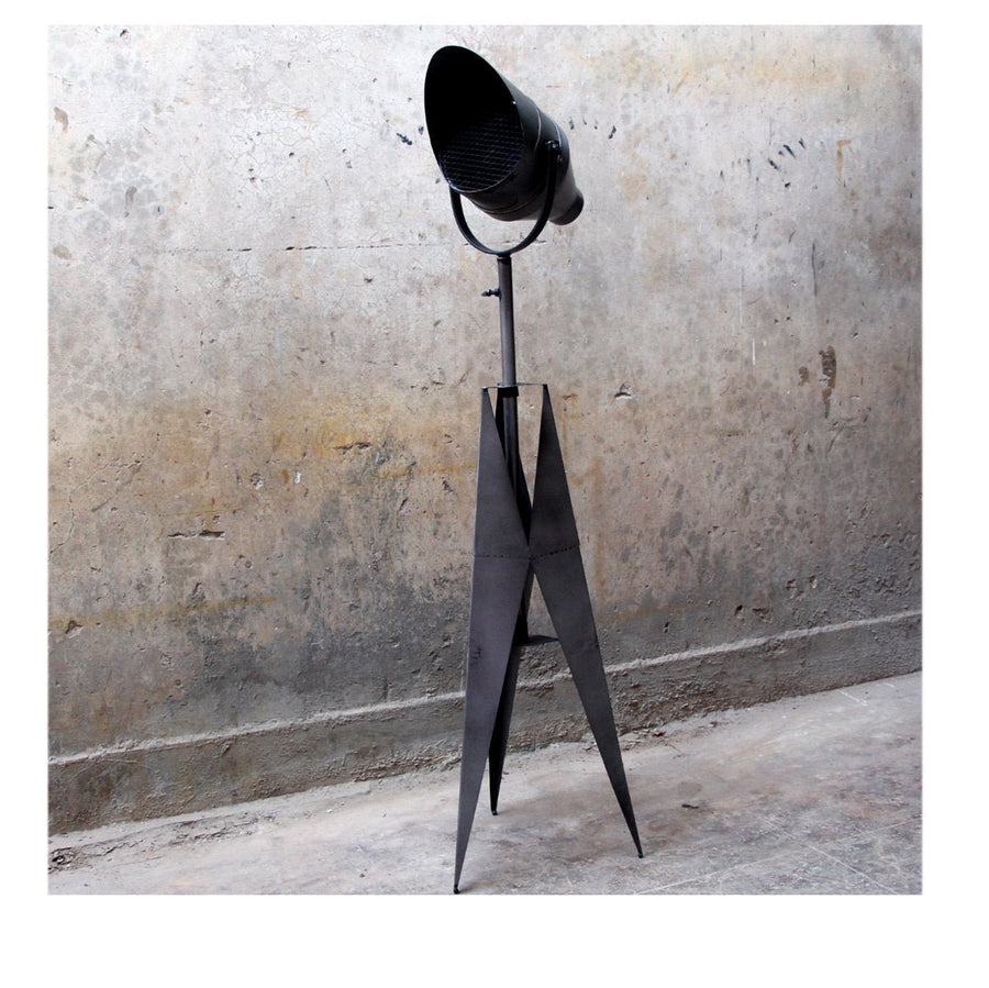Betekenis Kruipen Ongrijpbaar Black spot floor lamp on tripod | H. 144 cm | Essential – Esentimo