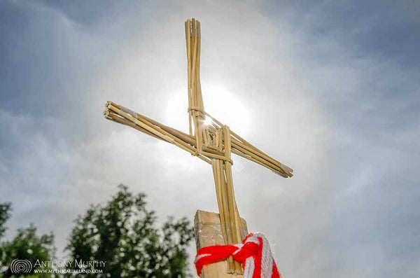 A Brigid's Cross with the sun behind