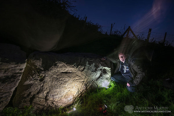 Spectral forms in the twilight at Dowth