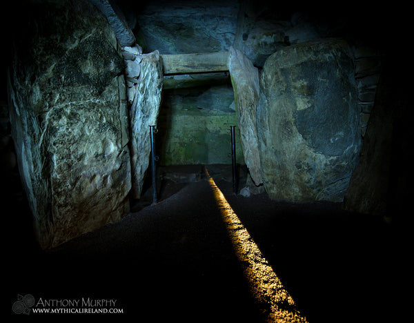 The light beam reaches the end recess of the Newgrange chamber