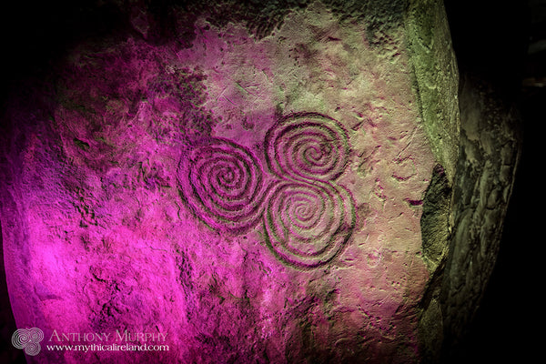 A wider view of the Newgrange trispiral on stone C10