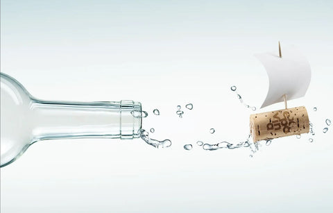 Weinflasche mit Korken mit Segel darauf - Weinschiff