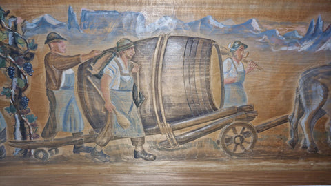 Historischer Weinbau Holzfass auf Zugkarren