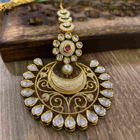 Kundan Maang Tikka in gold.