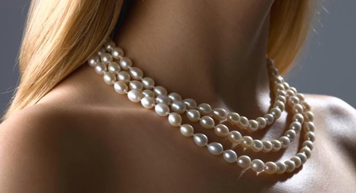 How to Wear a Long Pearl Necklace