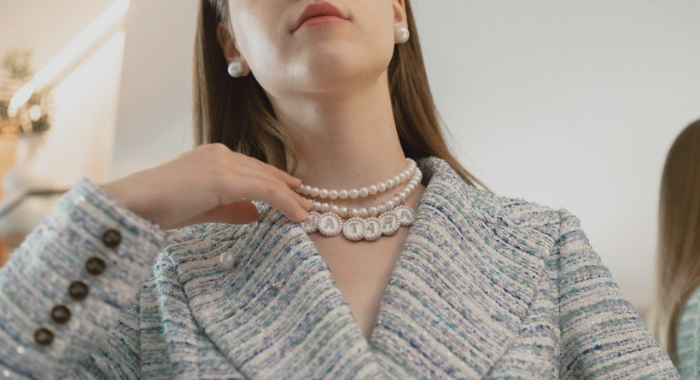 How to Wear Pearl Necklace Without Looking Old
