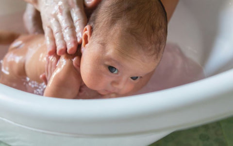 újszülött baba fürdetése