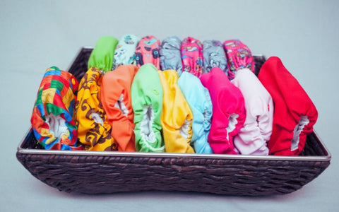 színes mosható pelenkák összehajtogatva egy kosárban