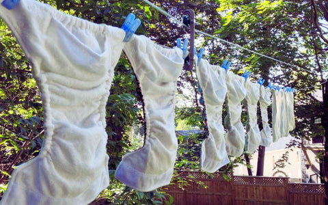 szárítókötélen lógó mosható pelenkák