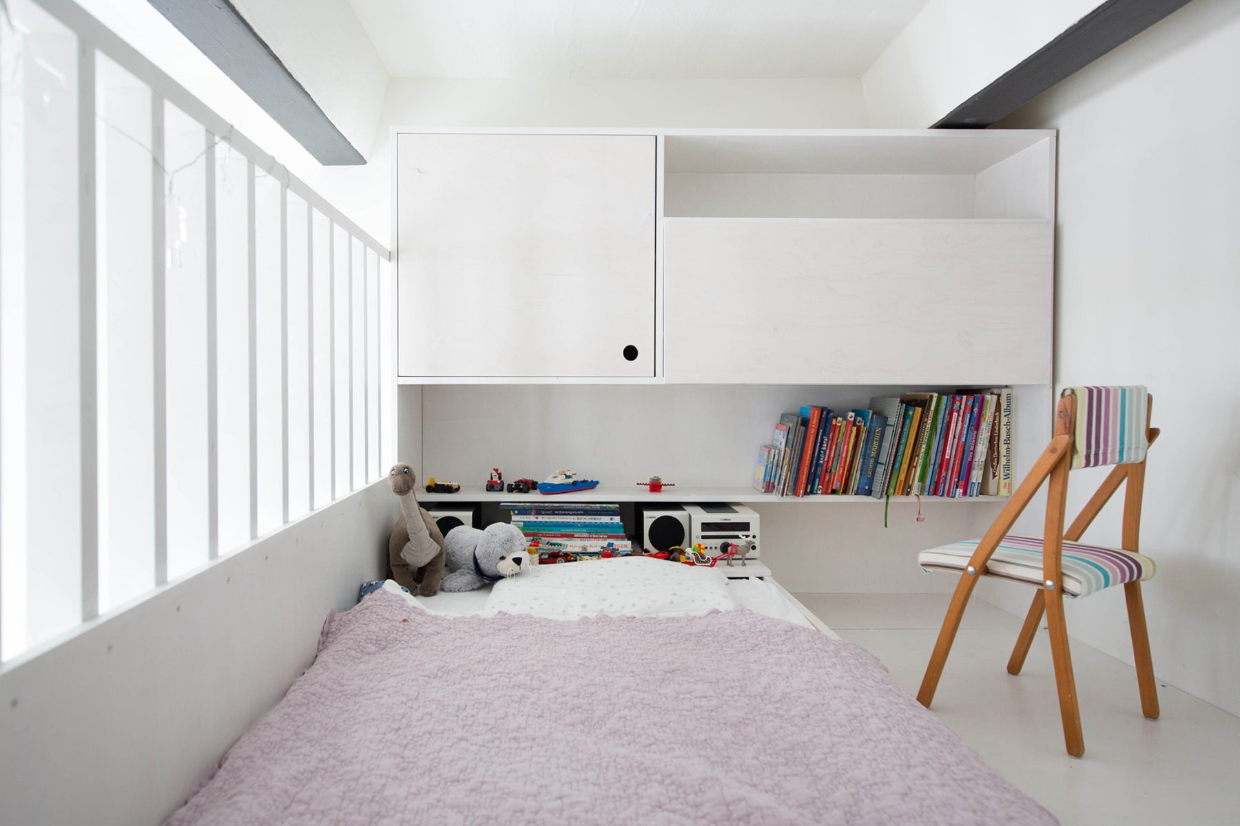 kid's room divided in two: upper part with bed and chair