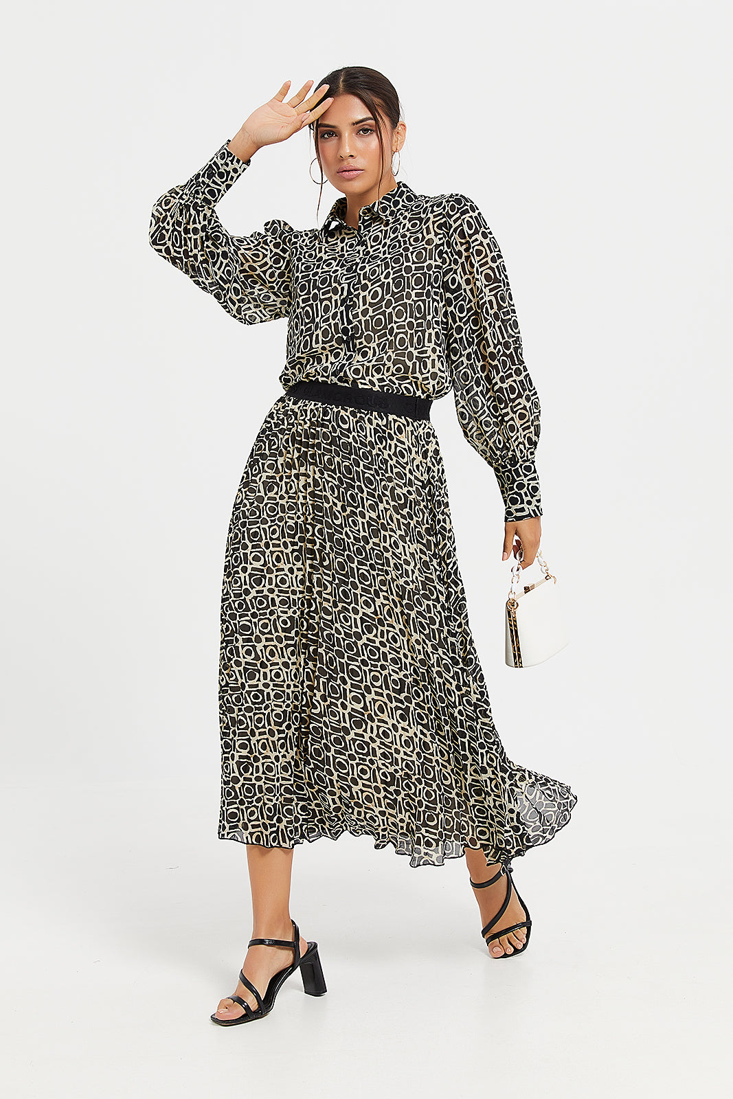 

Women Black And Beige Pleated Skirt