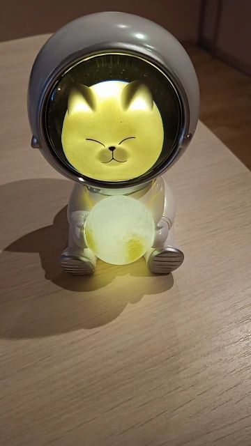 Astronaut Animal Lamp for space-themed decor9
