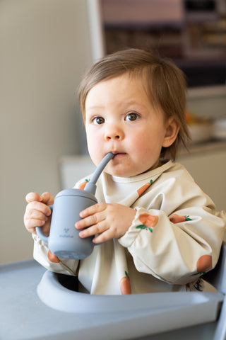 Hur lär jag mitt barn att dricka ur sugrörsmugg?